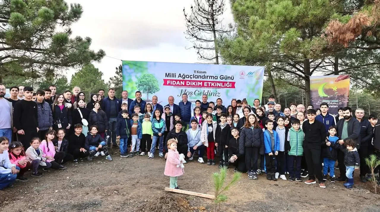 Sultangazi'de 11 Kasım Milli Ağaçlandırma Günü'nde Binlerce Fidan Toprakla Buluştu Sultangazi'de 11 Kasım Milli Ağaçlandırma Günü'nde Binlerce Fidan Toprakla Buluştu