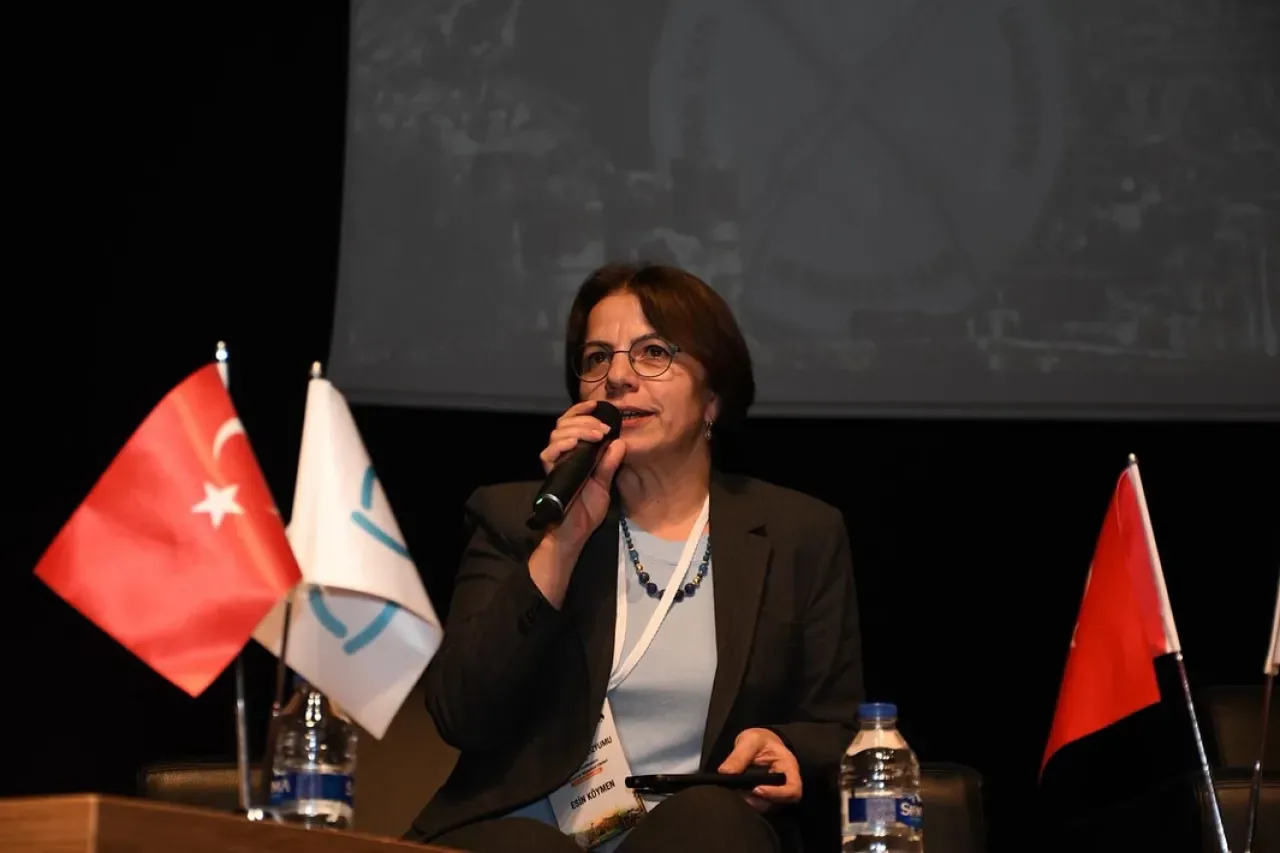 Maltepe Belediye Başkanı Esin Köymen, Balıkesir'de Yerel Demokrasi Paneline Katıldı Maltepe Belediye Başkanı Esin Köymen, Balıkesir'de Yerel Demokrasi Paneline Katıldı