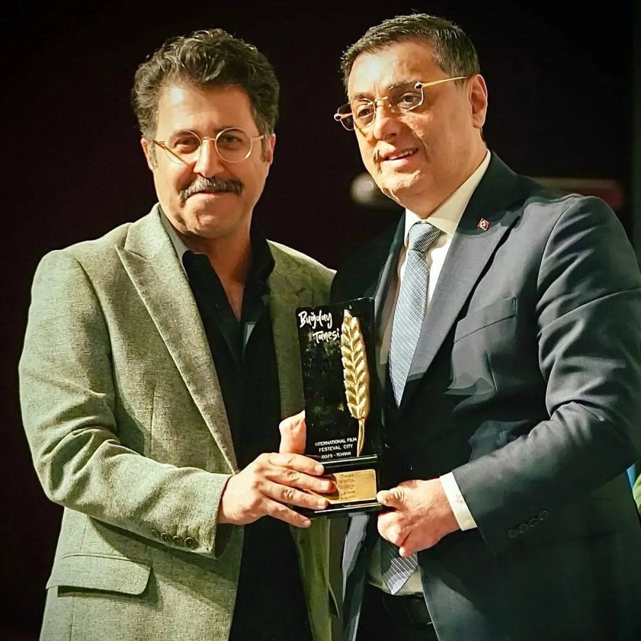 Türkiye Büyük Millet Meclisi Üyesi Serkan Bayram'ın Hayat Hikayesi "Buğday Tanesi" Filmiyle Perdeye Taşındı Türkiye Büyük Millet Meclisi Üyesi Serkan Bayram'ın Hayat Hikayesi "Buğday Tanesi" Filmiyle Perdeye Taşındı