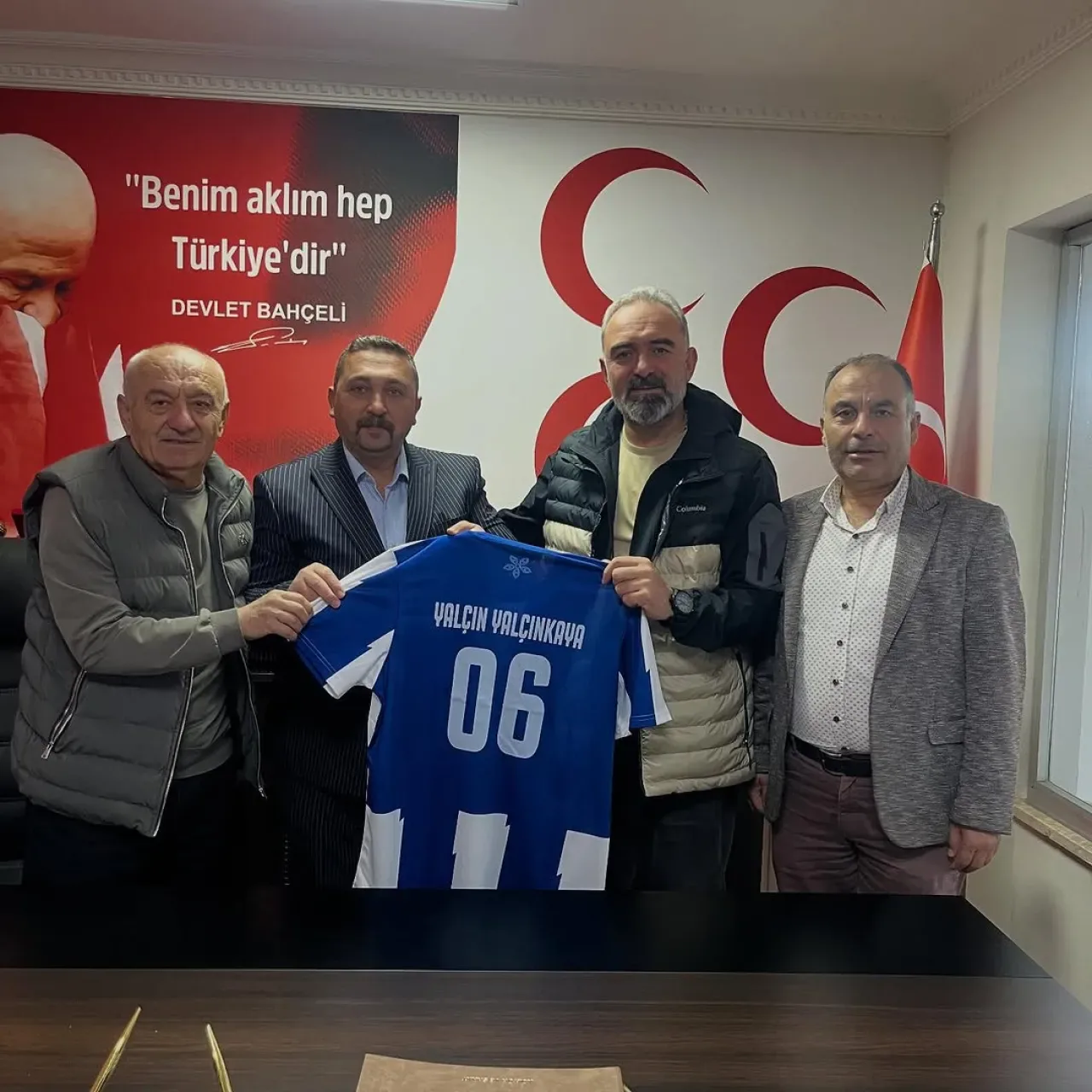 Akyurt'ta Siyaset ve Spor Buluşması: Yalçınkaya'ya Forma Takdimi Akyurt'ta Siyaset ve Spor Buluşması: Yalçınkaya'ya Forma Takdimi