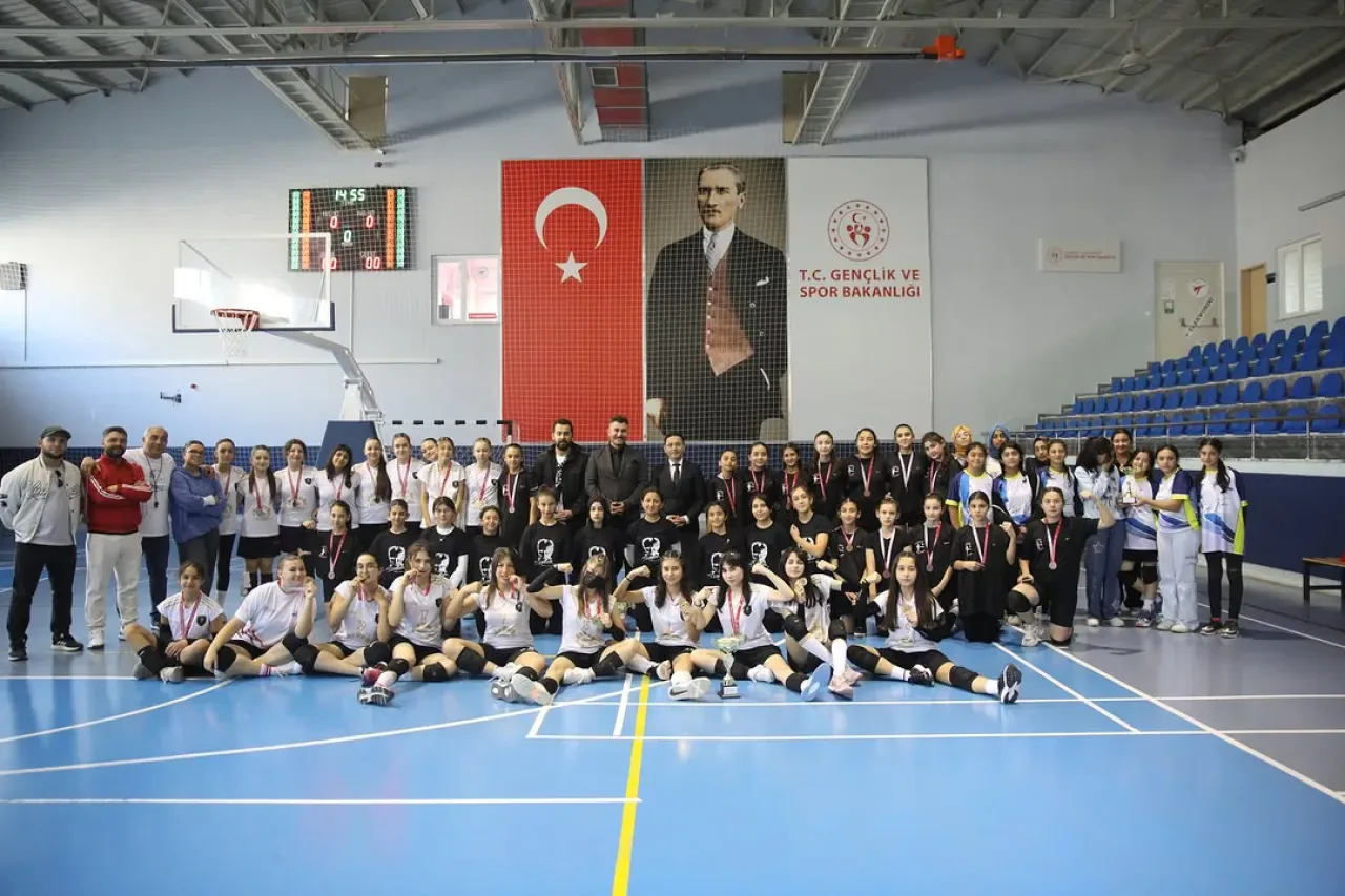 Akyurt'ta Gençler Atatürk Kupası İçin Voleybol Sahasında Ter Döktü Akyurt'ta Gençler Atatürk Kupası İçin Voleybol Sahasında Ter Döktü