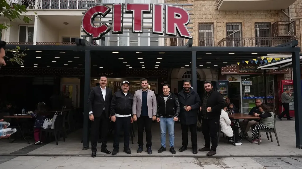 Gaziantep Milletvekili Bozatlı, Şehrin Namlı Çıtır Lahmacuncusunu Ziyaret Etti Gaziantep Milletvekili Bozatlı, Şehrin Namlı Çıtır Lahmacuncusunu Ziyaret Etti