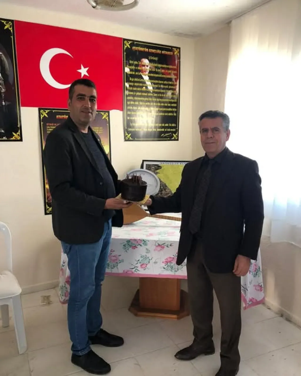 Edremit Belediyesi Tahtakuşlar Mahalle Muhtarı'nın Doğum Gününü Kutladı Edremit Belediyesi Tahtakuşlar Mahalle Muhtarı'nın Doğum Gününü Kutladı