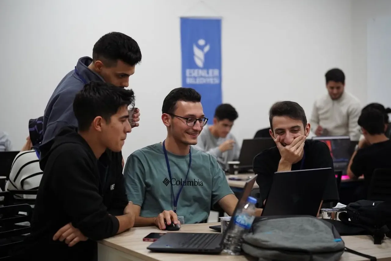 Esenler'de Filistin Temalı Oyun Geliştirme Kampı Başladı Esenler'de Filistin Temalı Oyun Geliştirme Kampı Başladı