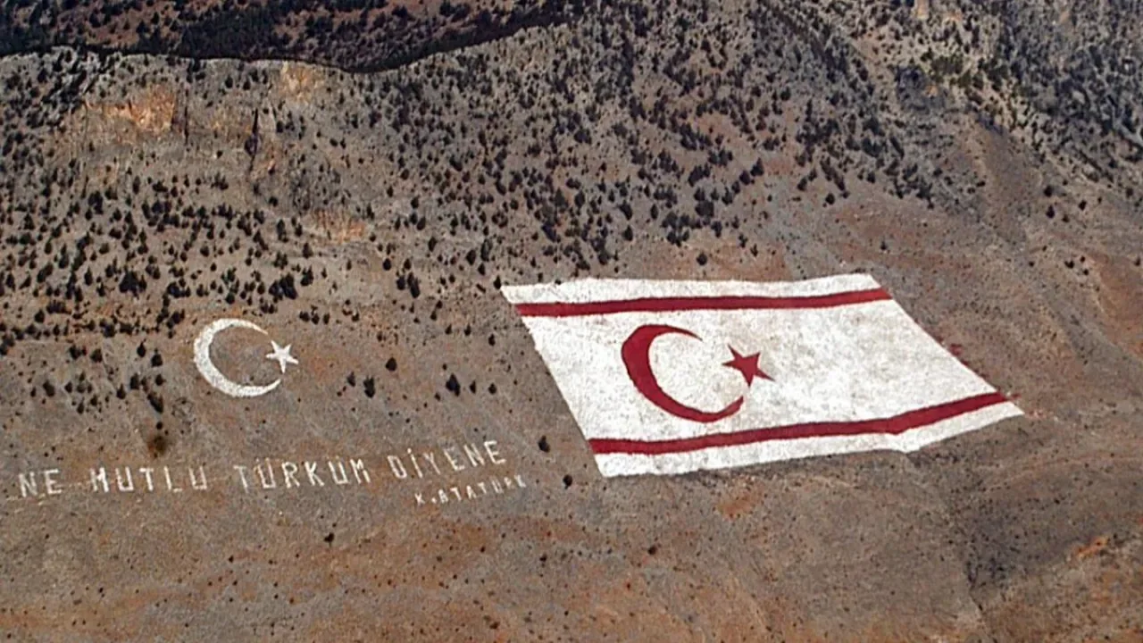 KKTC'nin Kuruluşunun 42. Yılı: Tarihte Bugün Yaşanan Önemli Olay KKTC'nin Kuruluşunun 42. Yılı: Tarihte Bugün Yaşanan Önemli Olay