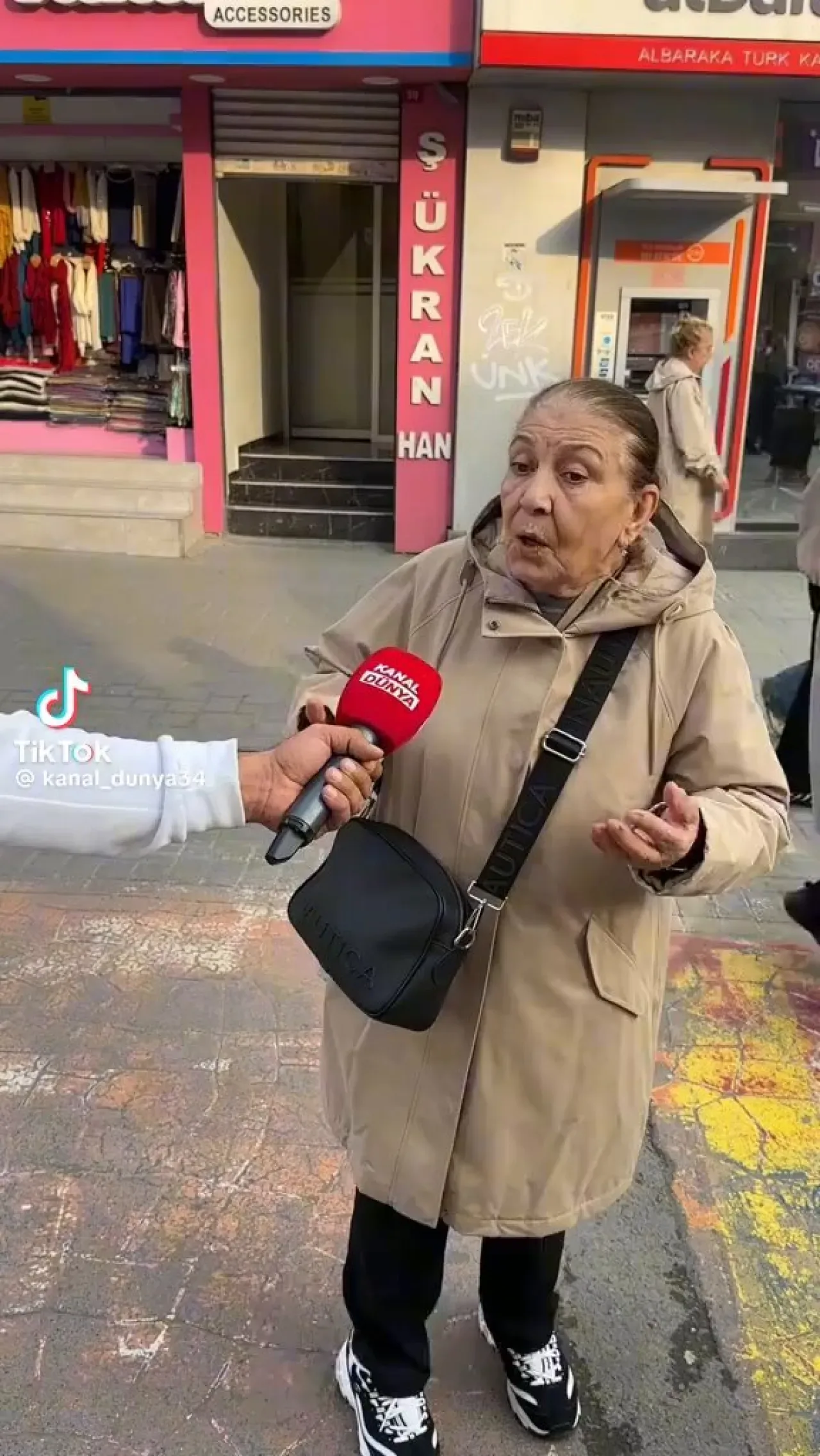 Sokak Röportajında Vatandaşın Sesi: "Bu Memleket Babalarının Çiftliği Değil, Halkın" Sokak Röportajında Vatandaşın Sesi: "Bu Memleket Babalarının Çiftliği Değil, Halkın"