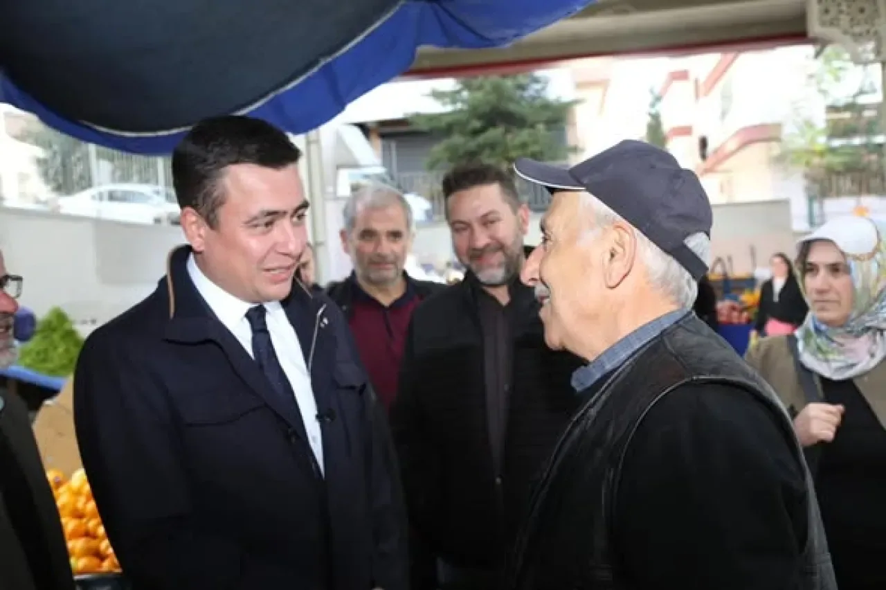 AK Parti Keçiören Teşkilatı Cuma Pazarında Vatandaşlarla Buluştu AK Parti Keçiören Teşkilatı Cuma Pazarında Vatandaşlarla Buluştu