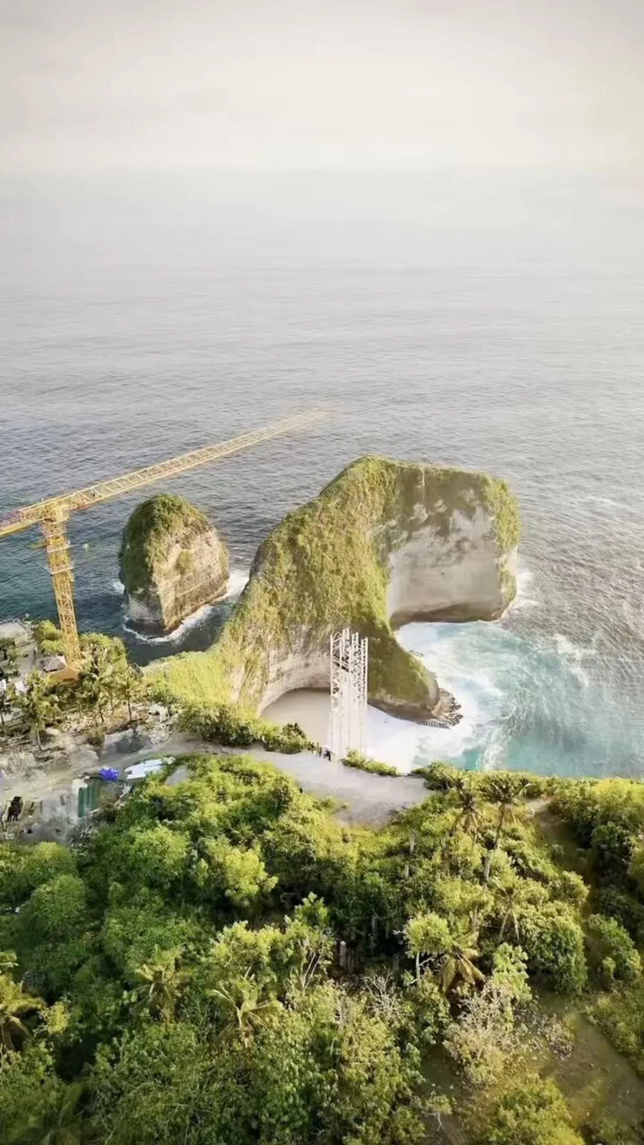 Bali'de Sahil Şeridine 180 Metrelik Dev Asansör İnşa Edilecek Bali'de Sahil Şeridine 180 Metrelik Dev Asansör İnşa Edilecek