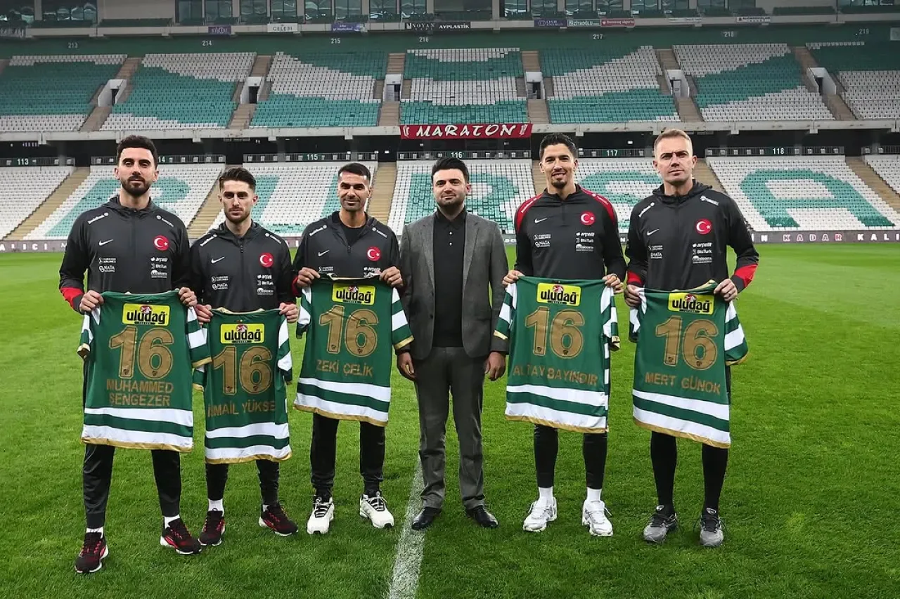 Bursaspor Başkanı Enes Çelik, Milli Takım Oyuncularına Forma Hediye Etti Bursaspor Başkanı Enes Çelik, Milli Takım Oyuncularına Forma Hediye Etti