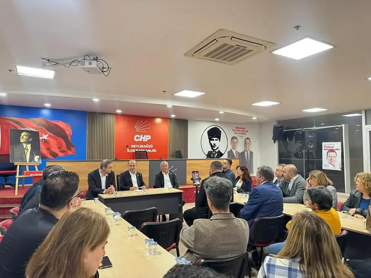CHP'li Özgür Karabat, Beylikdüzü İlçe Başkanlığını Ziyaret Etti CHP'li Özgür Karabat, Beylikdüzü İlçe Başkanlığını Ziyaret Etti