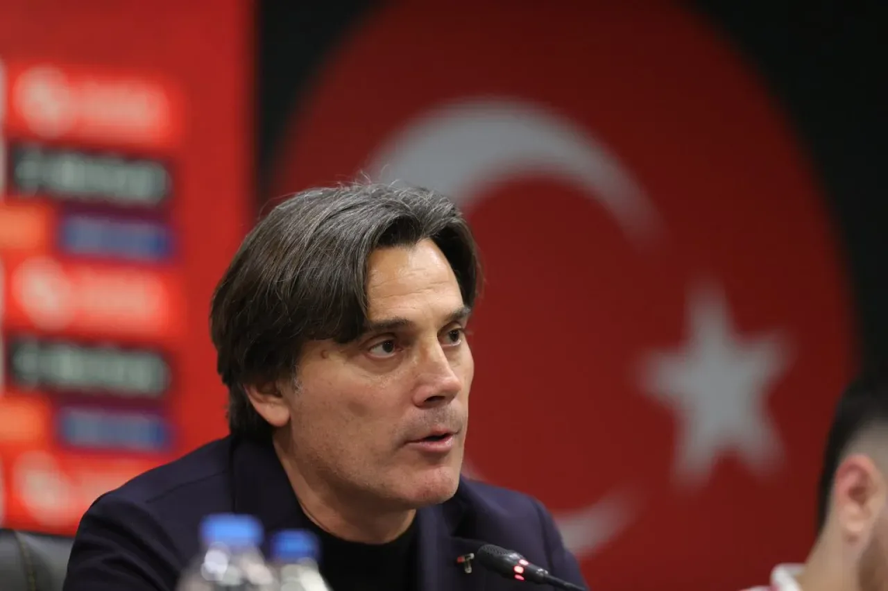 Vincenzo Montella'dan Bahis Skandalı Açıklaması: "Futbolcuların Kimlikleri Çalınarak Yapıldı" Vincenzo Montella'dan Bahis Skandalı Açıklaması: "Futbolcuların Kimlikleri Çalınarak Yapıldı"