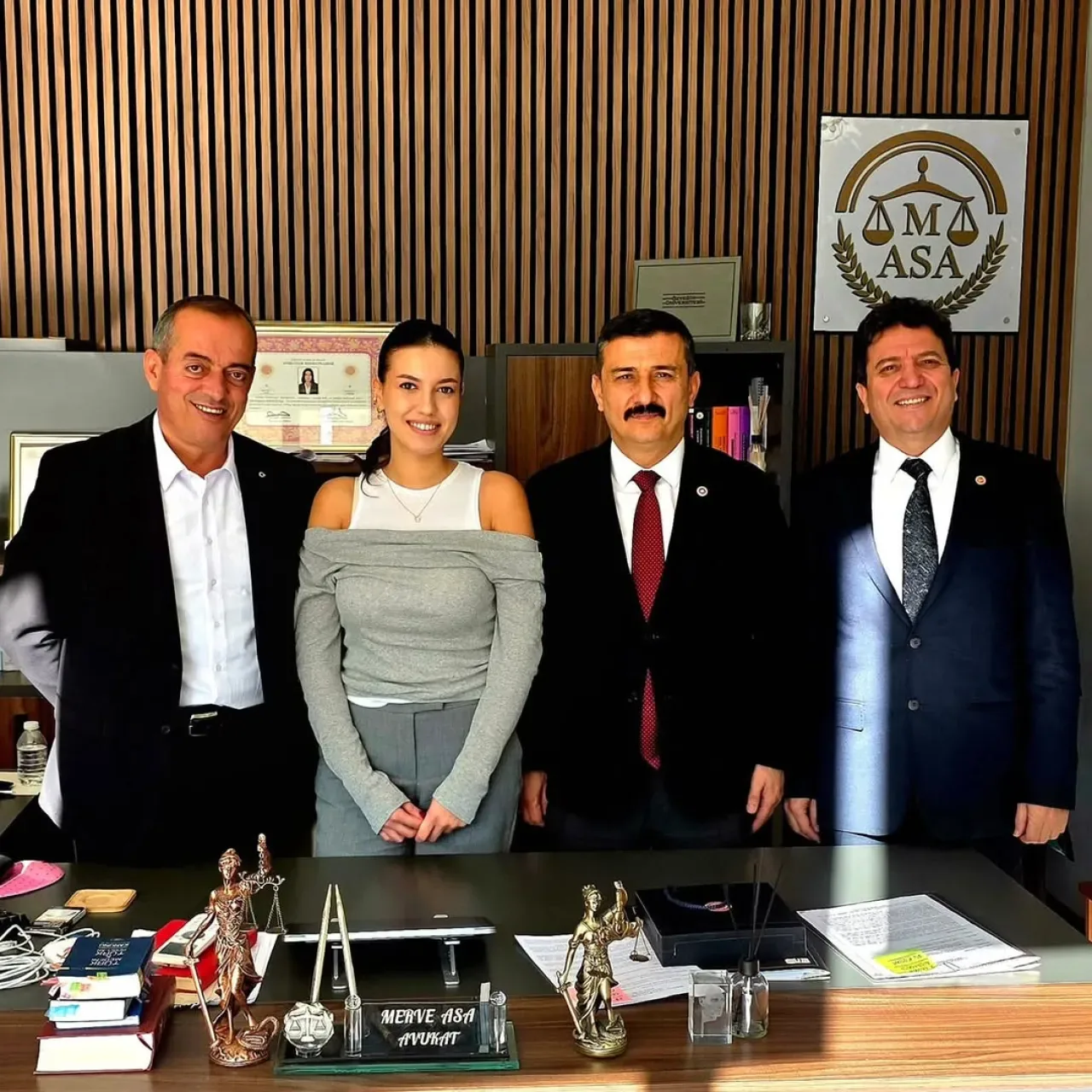 İYİ Partili Selçuk Türkoğlu, Merve Asa'yı Orhaneli'ndeki Yeni Ofisinde Ziyaret Etti İYİ Partili Selçuk Türkoğlu, Merve Asa'yı Orhaneli'ndeki Yeni Ofisinde Ziyaret Etti