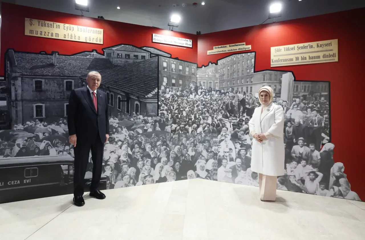 İnsan Hakları Mücadelesinde İki Önemli İsim: Şule Yüksel Şenler ve Malcolm X'in Mirası Sergiyle Anılıyor İnsan Hakları Mücadelesinde İki Önemli İsim: Şule Yüksel Şenler ve Malcolm X'in Mirası Sergiyle Anılıyor
