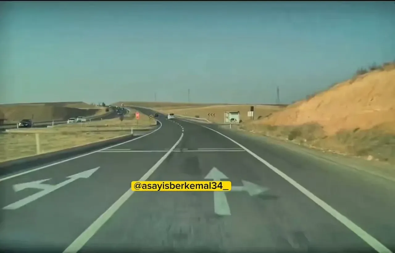 Trafikte Kontrolsüz Araç ile Tesla Çarpışması Görüntülendi Trafikte Kontrolsüz Araç ile Tesla Çarpışması Görüntülendi
