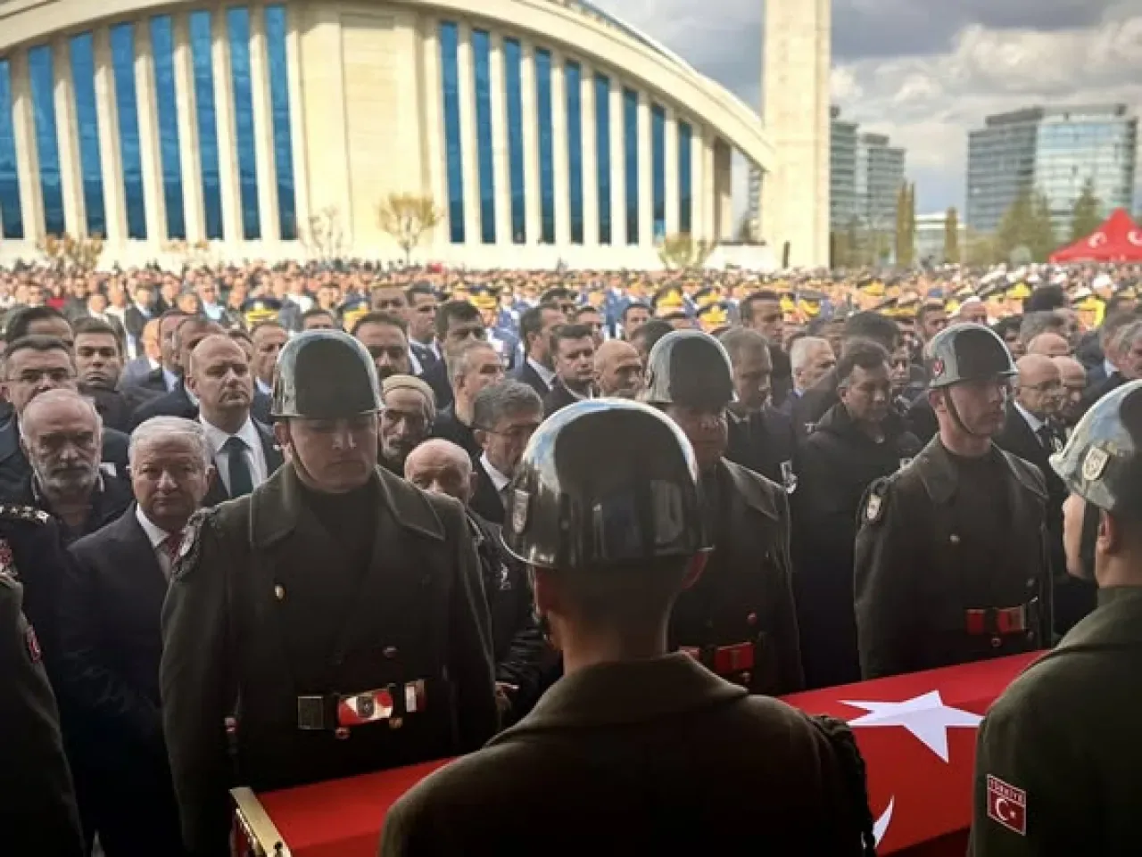 AN-12 Kargo Uçağı Gürcistan'da Düştü: 1 Ölü AN-12 Kargo Uçağı Gürcistan'da Düştü: 1 Ölü
