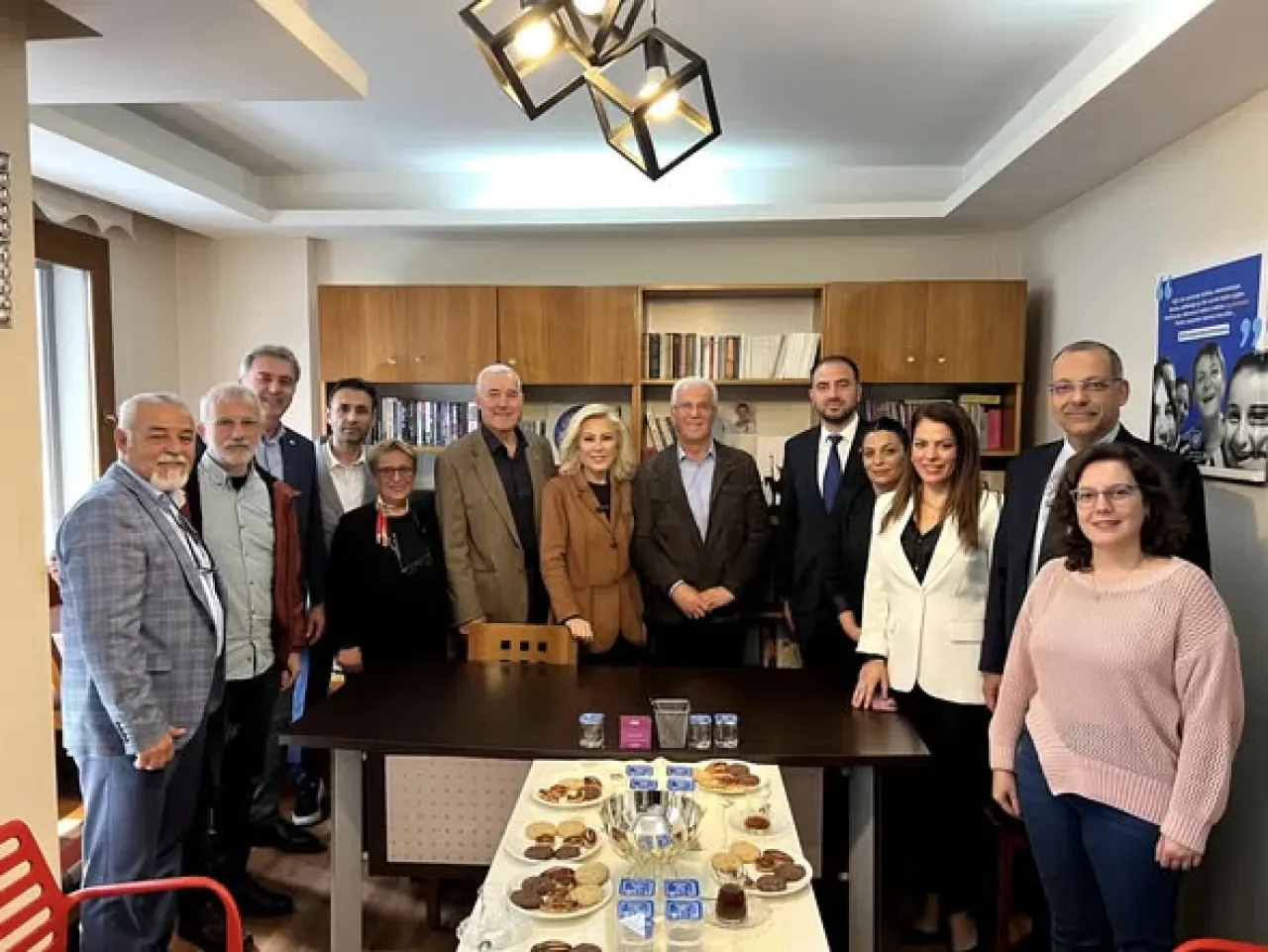 AK Parti İzmir Milletvekili Şebnem Bursalı, Gaziemir'de Sivil Toplum Kuruluşlarını Ziyaret Etti AK Parti İzmir Milletvekili Şebnem Bursalı, Gaziemir'de Sivil Toplum Kuruluşlarını Ziyaret Etti