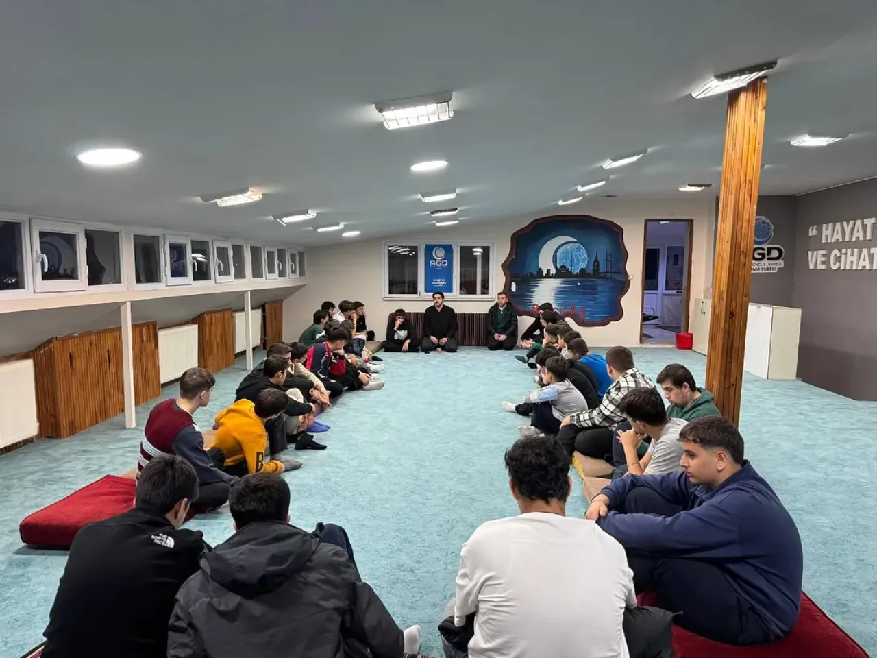 Anadolu Gençlik Derneği Bağcılar'da Cuma Sohbeti ve Hediye Çekilişi Anadolu Gençlik Derneği Bağcılar'da Cuma Sohbeti ve Hediye Çekilişi