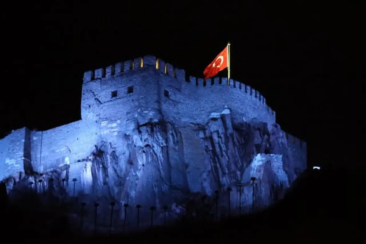 Ankara Kalesi Dünya Diyabet Günü'nde Mavi Işıkla Yandı Ankara Kalesi Dünya Diyabet Günü'nde Mavi Işıkla Yandı