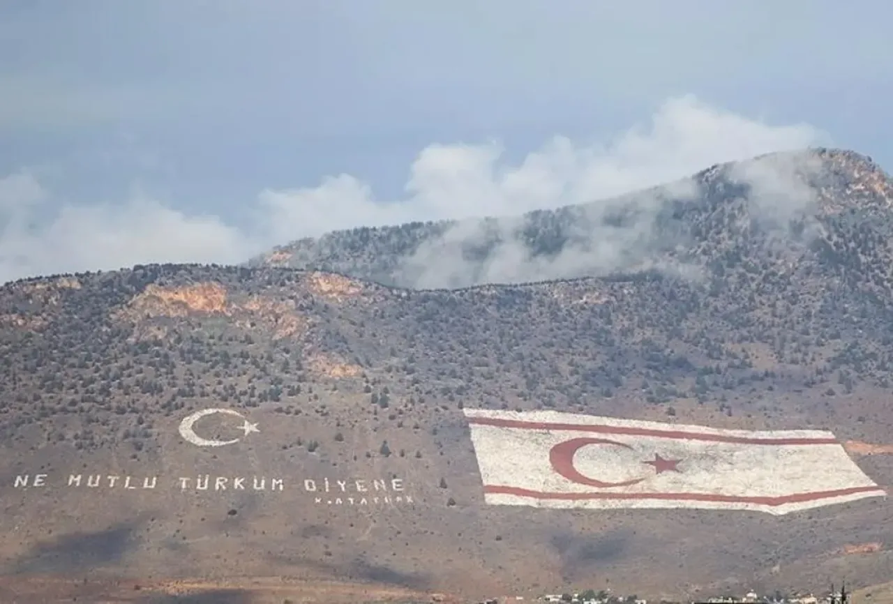Kuzey Kıbrıs Türk Cumhuriyeti'nin 42. Kuruluş Yıl Dönümü Kutlanıyor Kuzey Kıbrıs Türk Cumhuriyeti'nin 42. Kuruluş Yıl Dönümü Kutlanıyor