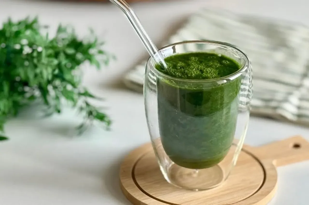 Ispanaklı Smoothie Tarifi ile Güne Enerjik Başlayın Ispanaklı Smoothie Tarifi ile Güne Enerjik Başlayın