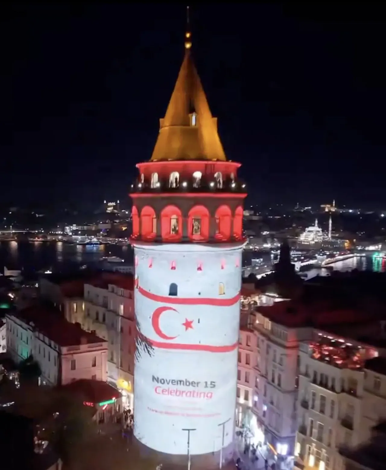 Galata Kulesi'ne KKTC Bayrağı Yansıtıldı Galata Kulesi'ne KKTC Bayrağı Yansıtıldı