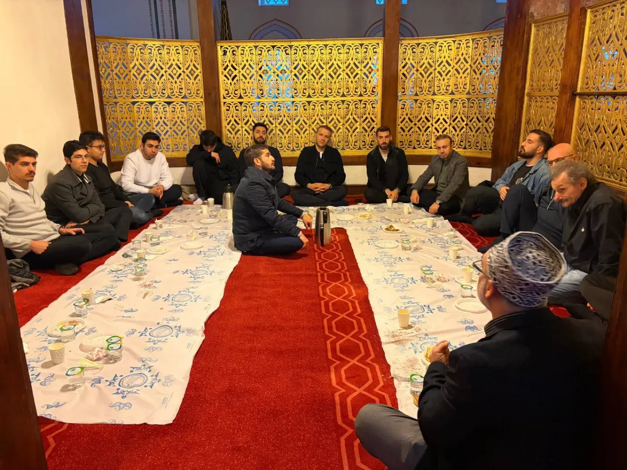 AK Partili Gençler Arap Camii'nde Sabah Namazında Buluştu AK Partili Gençler Arap Camii'nde Sabah Namazında Buluştu
