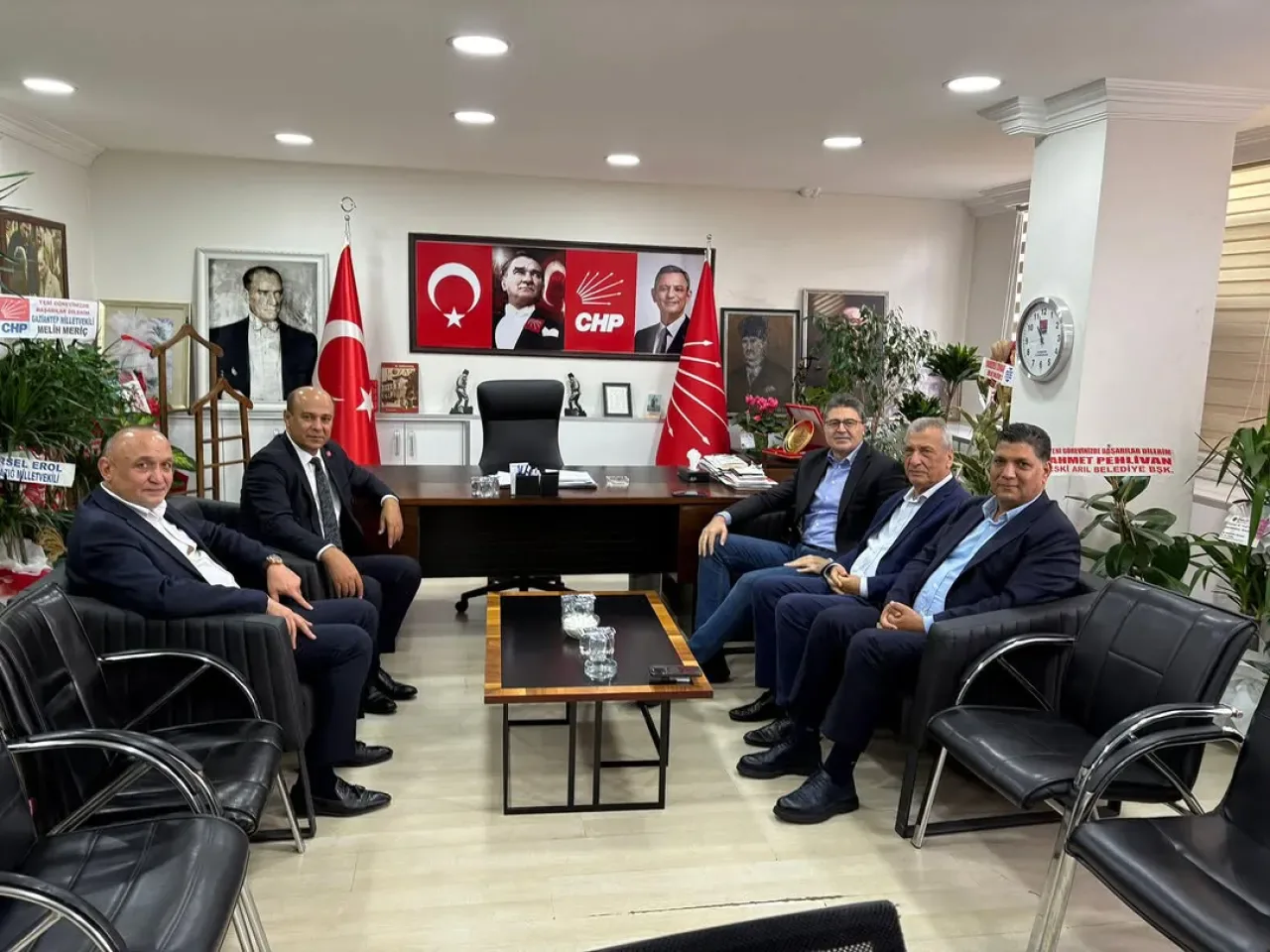 CHP'li Vekiller ve Parti Yöneticileri Gaziantep'te Verimli Toplantı Gerçekleştirdi CHP'li Vekiller ve Parti Yöneticileri Gaziantep'te Verimli Toplantı Gerçekleştirdi