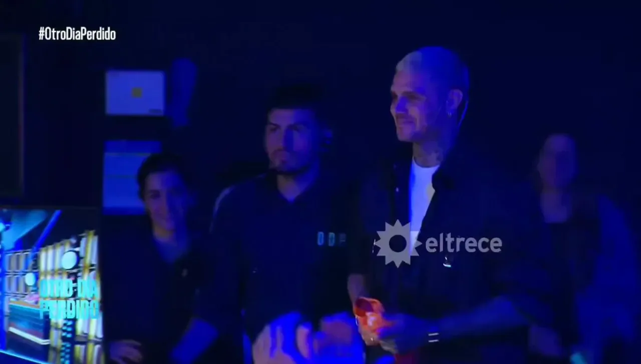 Mauro Icardi'den Arjantin'de Televizyon Sunucusuna Galatasaray Forması Hediye Mauro Icardi'den Arjantin'de Televizyon Sunucusuna Galatasaray Forması Hediye