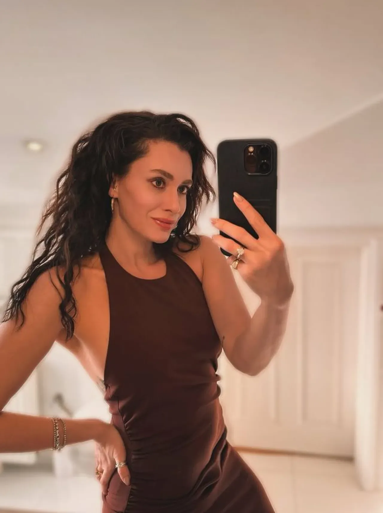 Hande Doğandemir ve Emre İzer Evleniyor: Düğün Tarihi Açıklandı Hande Doğandemir ve Emre İzer Evleniyor: Düğün Tarihi Açıklandı