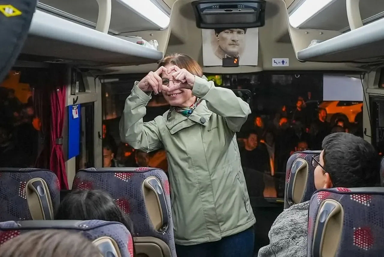 Maltepe'den Öğrenciler Atatürk'ü Anmak İçin Ankara'ya Uğurlandı Maltepe'den Öğrenciler Atatürk'ü Anmak İçin Ankara'ya Uğurlandı