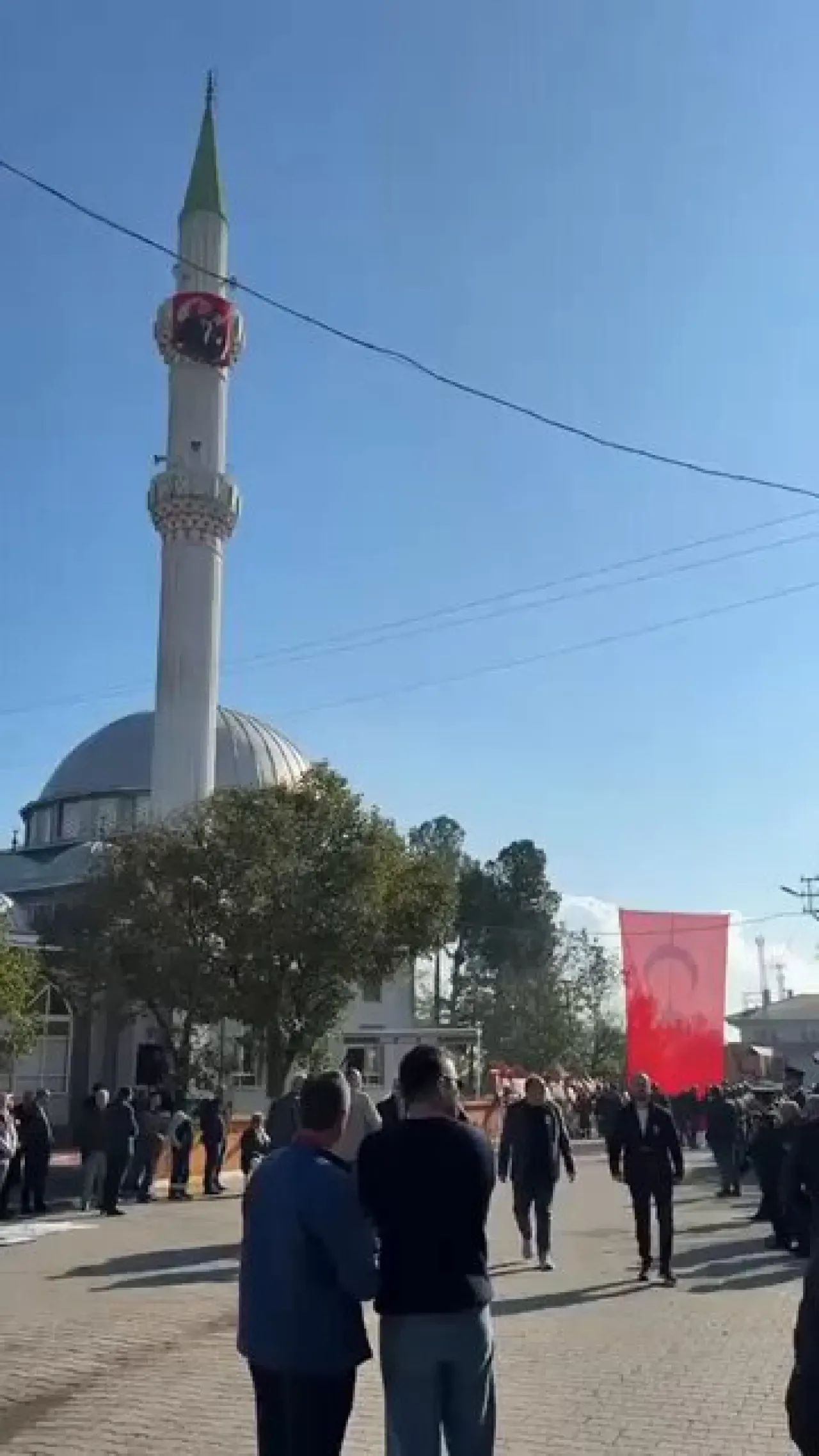 Minarede Atatürk Bayrağı Tartışması: Sosyal Medyada Gerginlik Yaratıldı Minarede Atatürk Bayrağı Tartışması: Sosyal Medyada Gerginlik Yaratıldı