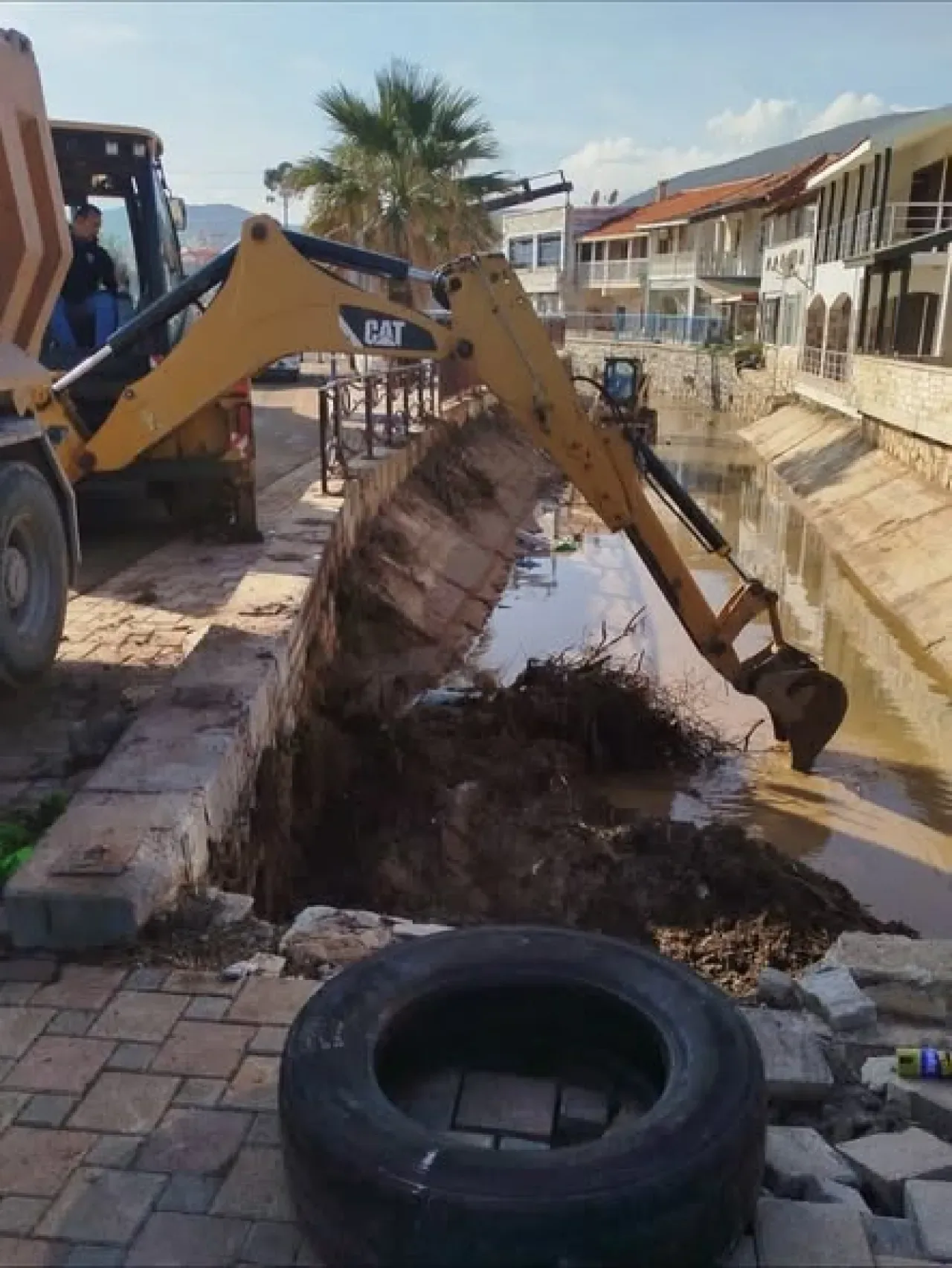Foça'da Taşkın Önlemi: 6 Bin Ton Malzeme Çıkarılarak Dere Yatakları Rehabilitasyonu Foça'da Taşkın Önlemi: 6 Bin Ton Malzeme Çıkarılarak Dere Yatakları Rehabilitasyonu