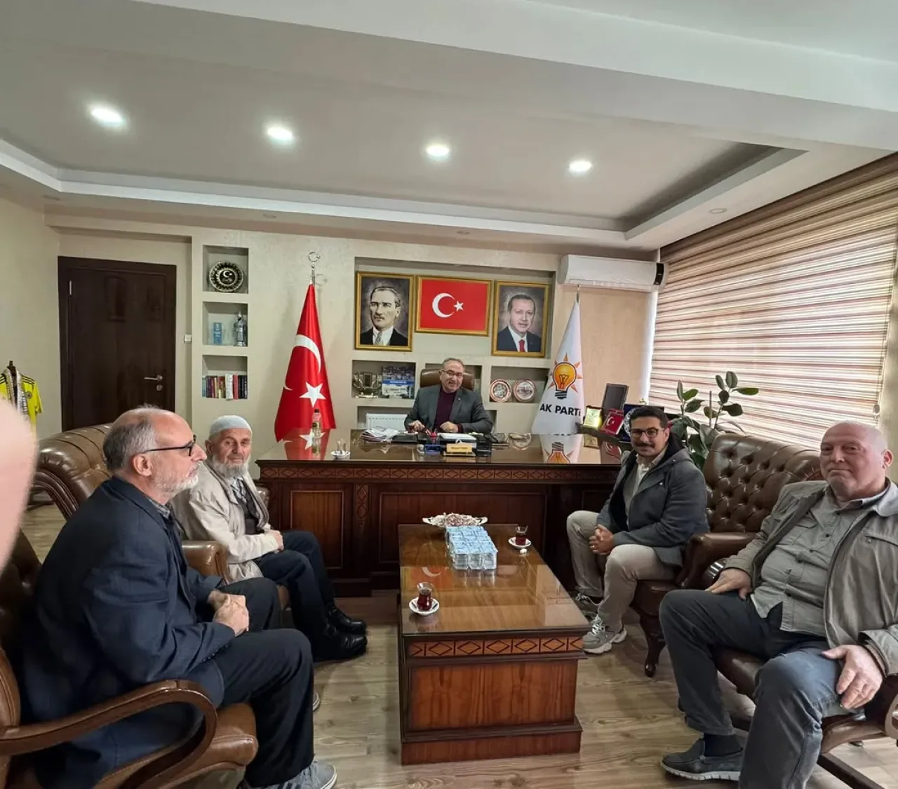 Polatlı AK Parti İlçe Başkanlığı'na Hemşehrilerden Ziyaret Polatlı AK Parti İlçe Başkanlığı'na Hemşehrilerden Ziyaret
