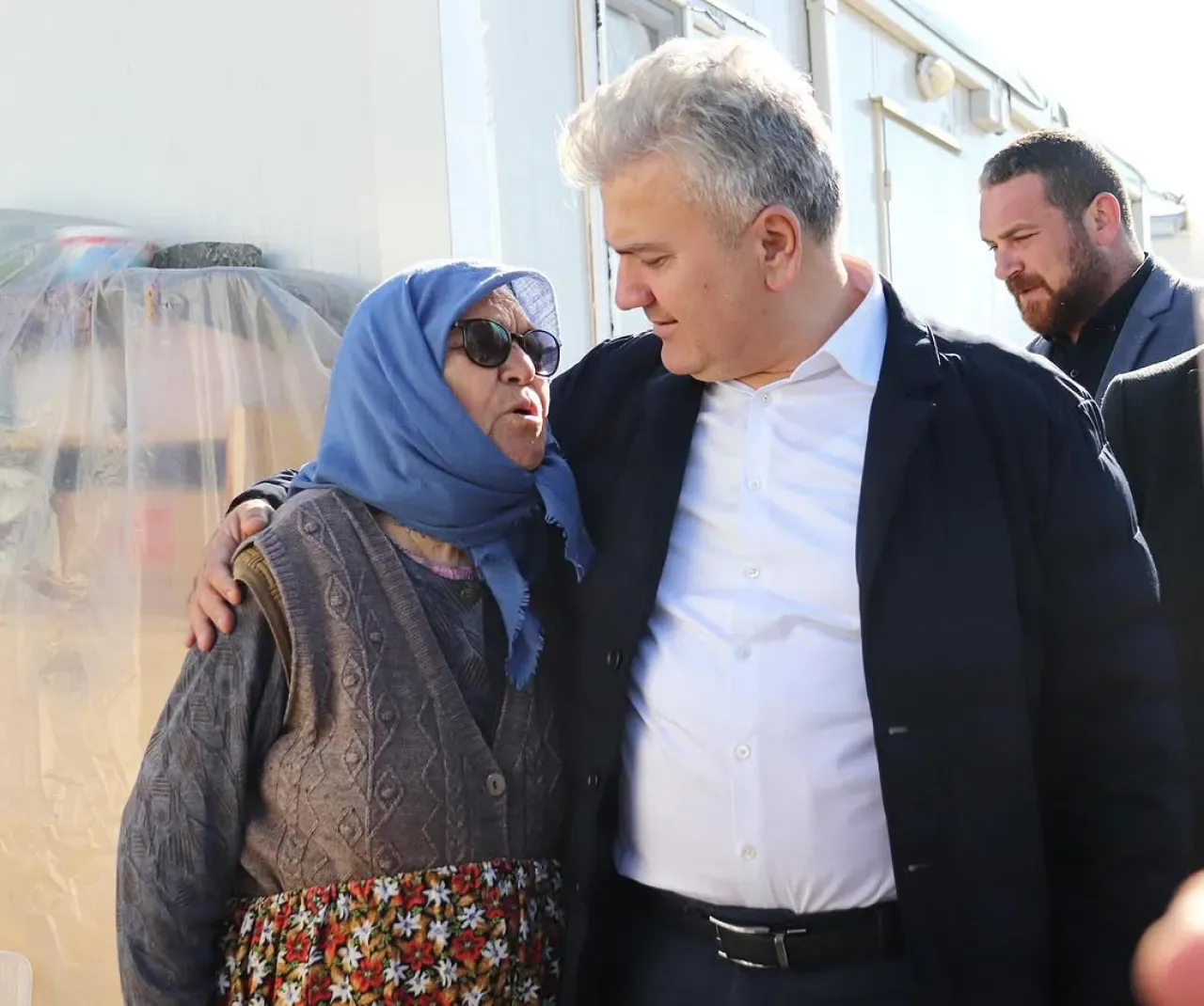 AK Parti Siyasetçilerinden Depremzedelere Ziyaret AK Parti Siyasetçilerinden Depremzedelere Ziyaret
