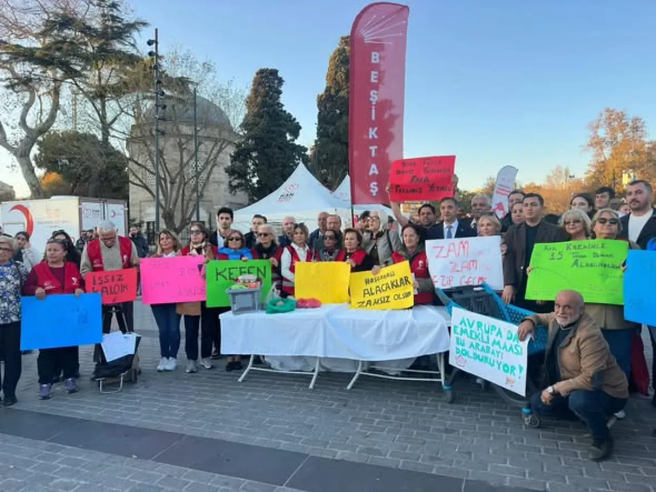 Emekli Maaşının Gerçek Yüzü İçin Barbaros Meydanı'nda Protesto Emekli Maaşının Gerçek Yüzü İçin Barbaros Meydanı'nda Protesto