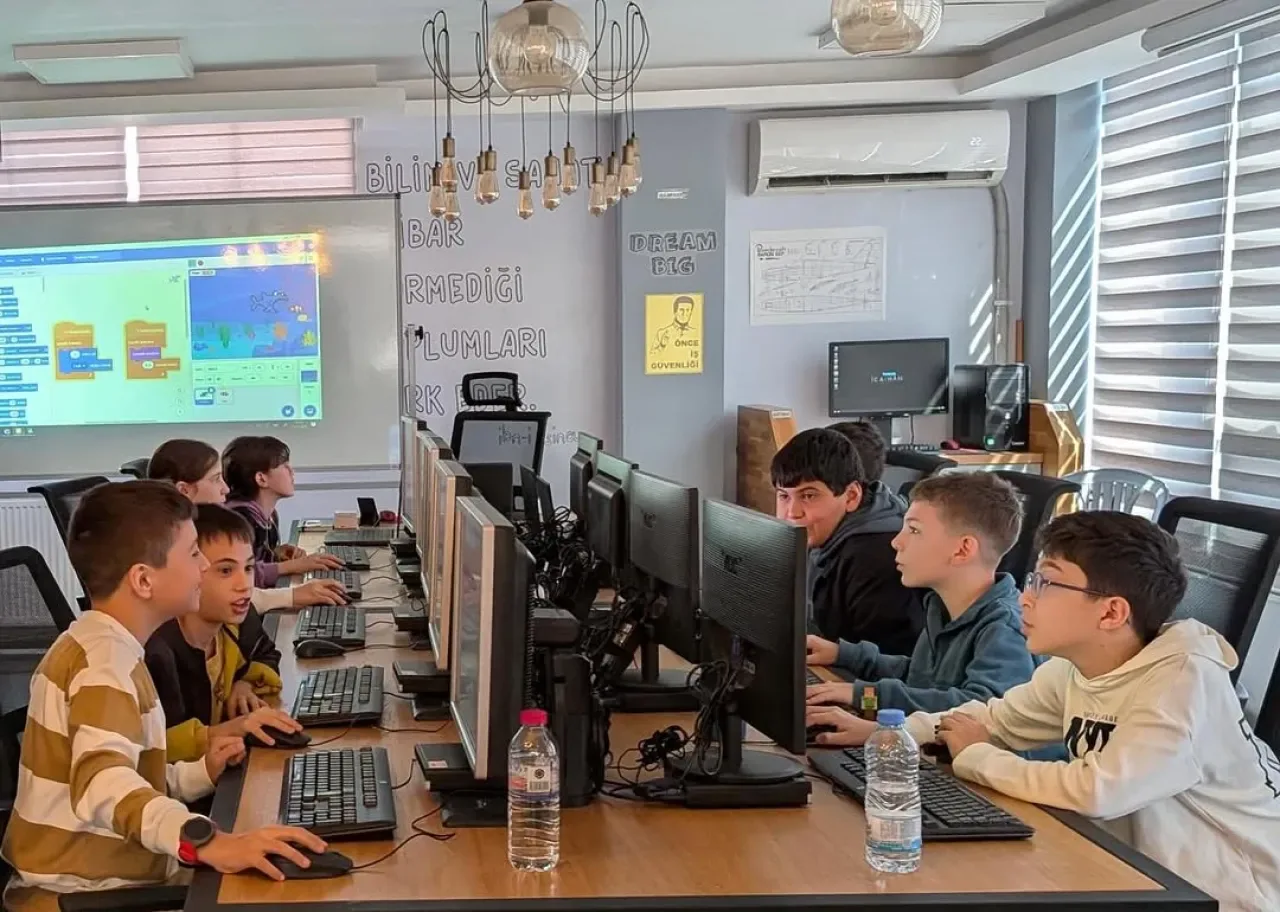 Tügva Pendik İcathane'de Gençlerin İnovasyon ve Tasarım Heyecanı Tügva Pendik İcathane'de Gençlerin İnovasyon ve Tasarım Heyecanı