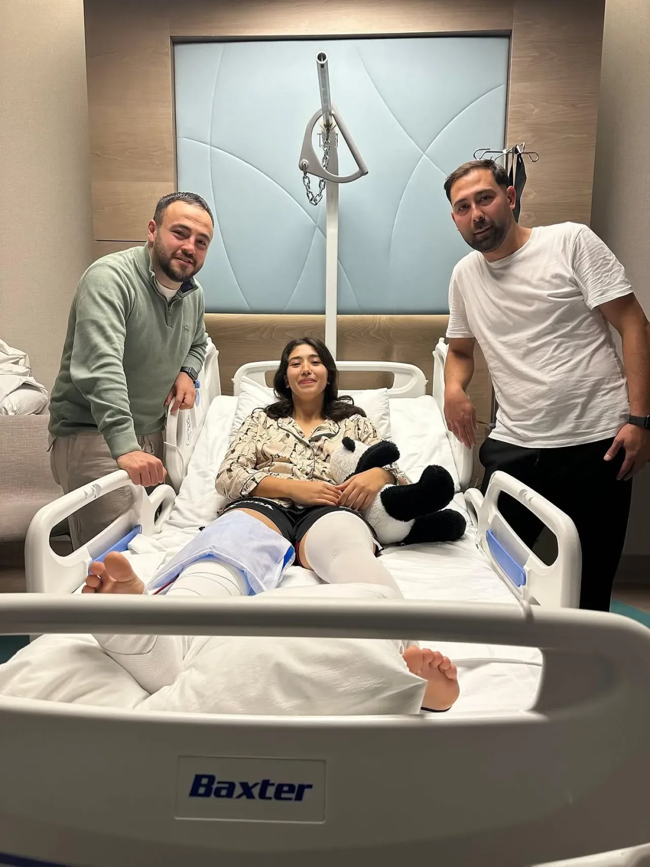 Bakırköy Kadın Futbol Takımı Oyuncusu Münevver Rençber Ameliyat Oldu Bakırköy Kadın Futbol Takımı Oyuncusu Münevver Rençber Ameliyat Oldu