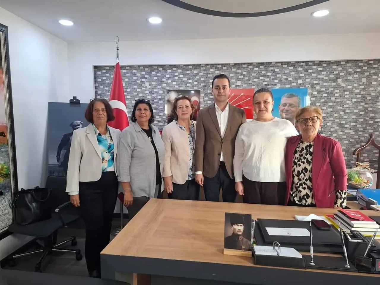 CHP Muratpaşa İlçe Başkanlığı'ndan Cumhuriyet Kadınları Derneği ve Mahalle Ziyareti CHP Muratpaşa İlçe Başkanlığı'ndan Cumhuriyet Kadınları Derneği ve Mahalle Ziyareti