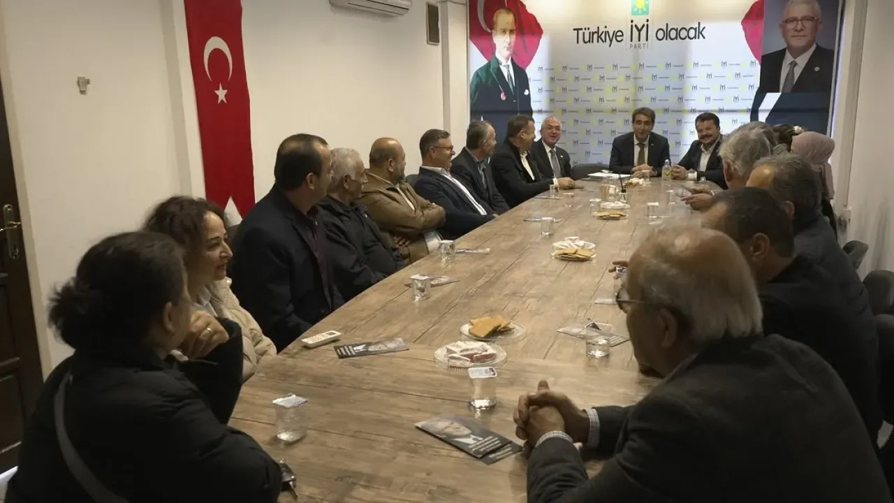 İYİ Parti Antalya'da Kongre Hazırlığı: Sertifikalar Dağıtıldı İYİ Parti Antalya'da Kongre Hazırlığı: Sertifikalar Dağıtıldı