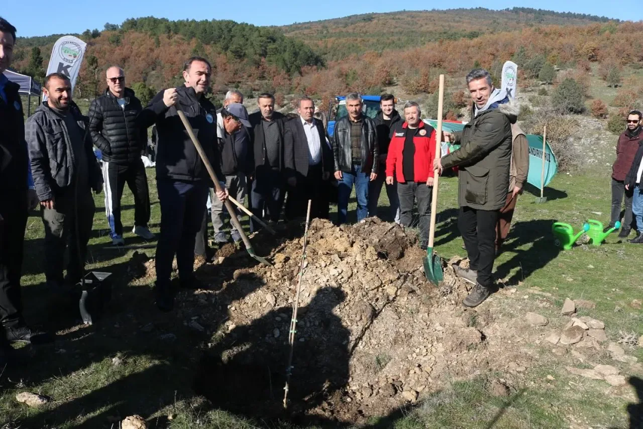 Keles'te Geleceğe Nefes Olacak Ihlamur Fidanları Toprakla Buluştu Keles'te Geleceğe Nefes Olacak Ihlamur Fidanları Toprakla Buluştu