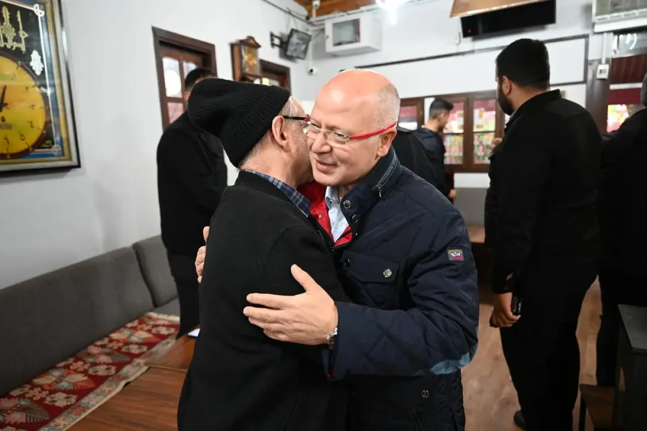 AK Parti Bursa İl Başkanı Davut Gürkan, Çarşı Esnafı ile Buluştu AK Parti Bursa İl Başkanı Davut Gürkan, Çarşı Esnafı ile Buluştu
