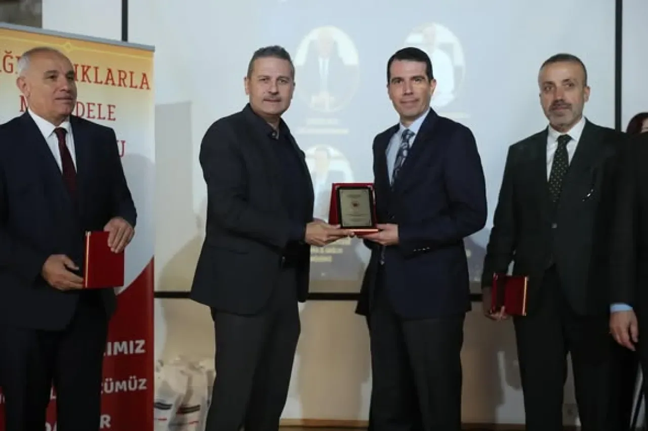 Ankara'da Bağımlılıkla Mücadele Çalışmaları Ödüllendirildi Ankara'da Bağımlılıkla Mücadele Çalışmaları Ödüllendirildi