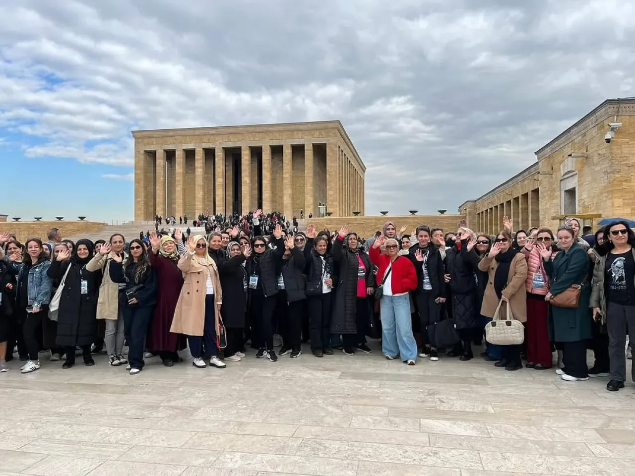 Küçükçekmeceli Kadınlar Anıtkabir'de Atalarını Andı Küçükçekmeceli Kadınlar Anıtkabir'de Atalarını Andı