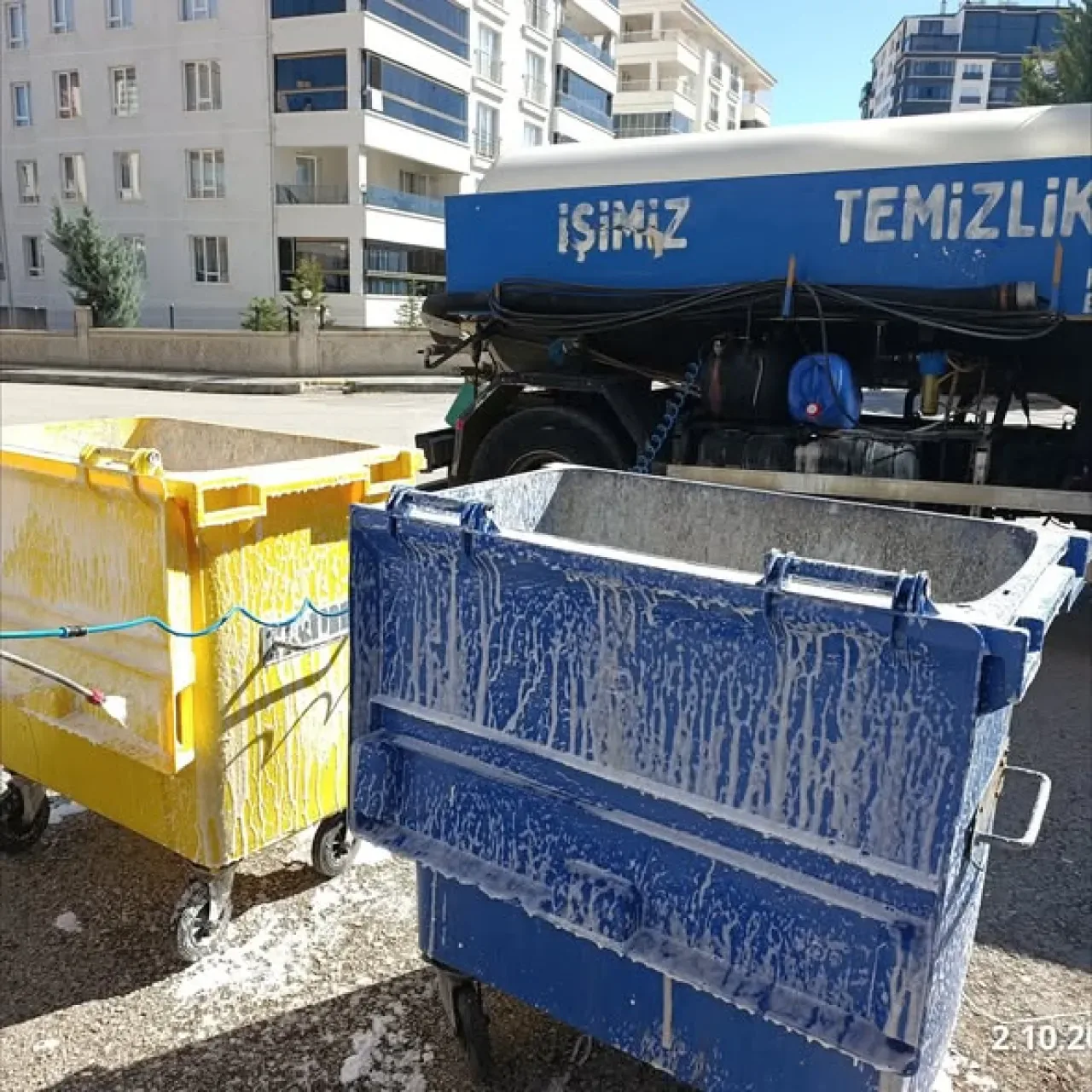 Pursaklar Belediyesi, İlçe Genelindeki Çöp Konteynerlerini Dezenfekte Etti Pursaklar Belediyesi, İlçe Genelindeki Çöp Konteynerlerini Dezenfekte Etti