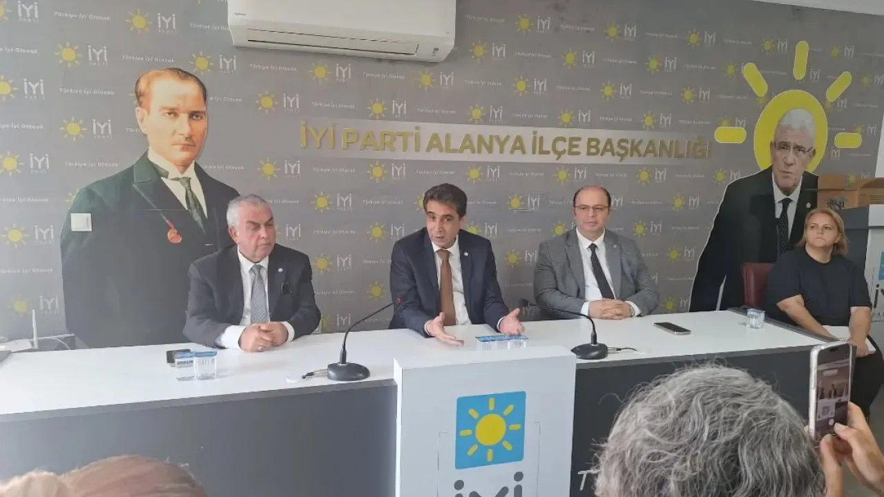 İYİ Parti Antalya İl Başkanı Alanya'da Sertifika Töreni Gerçekleştirdi İYİ Parti Antalya İl Başkanı Alanya'da Sertifika Töreni Gerçekleştirdi