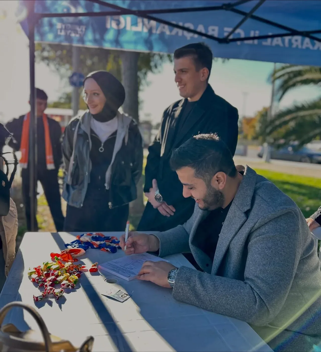 AK Parti Kartal Gençlik Kolları Sahilde Üye Çalışması Düzenledi AK Parti Kartal Gençlik Kolları Sahilde Üye Çalışması Düzenledi