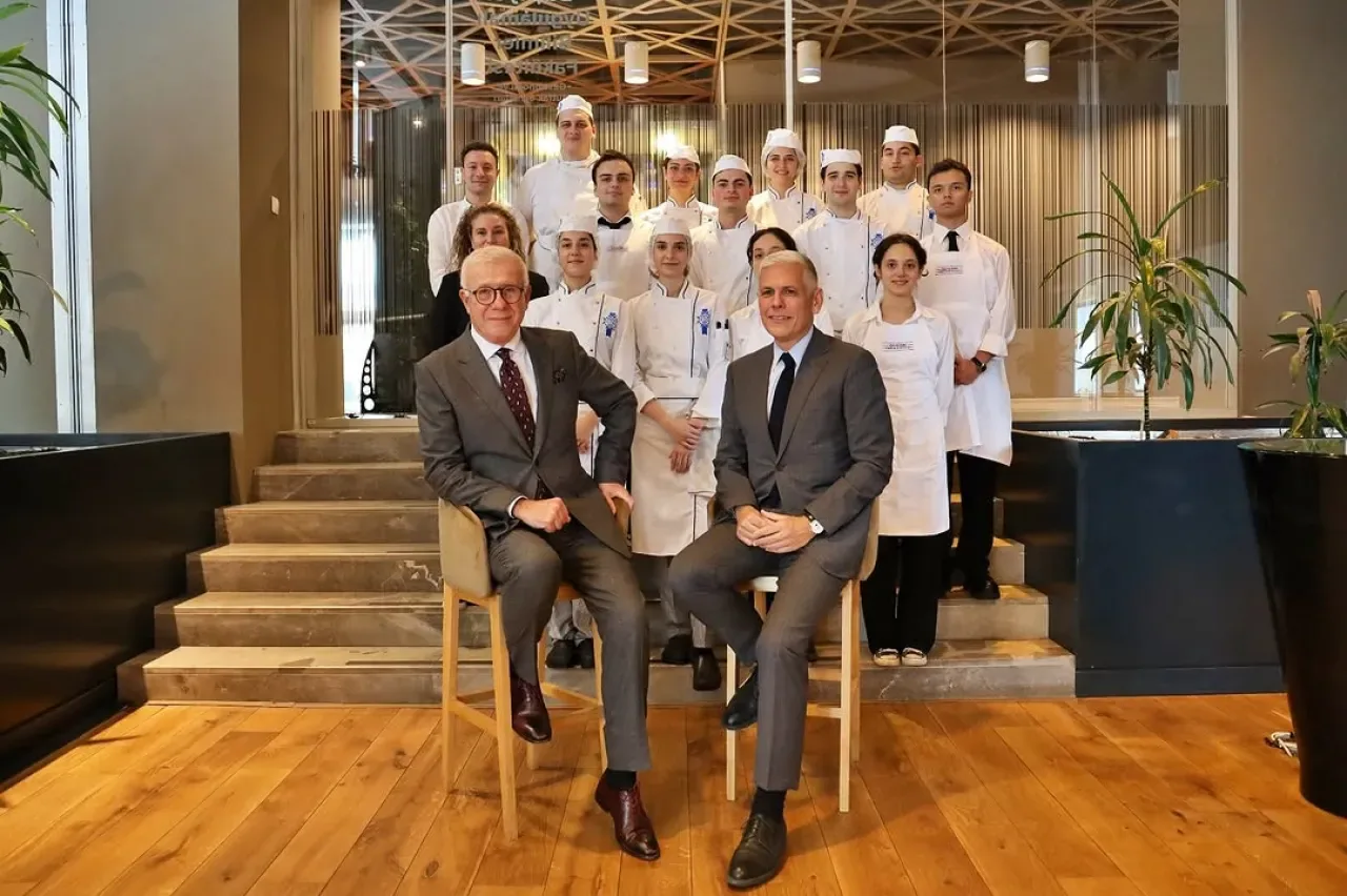Ertuğrul Özkök, Gastronomi Öğrencileri ile Le Cordon Bleu'da Buluştu Ertuğrul Özkök, Gastronomi Öğrencileri ile Le Cordon Bleu'da Buluştu