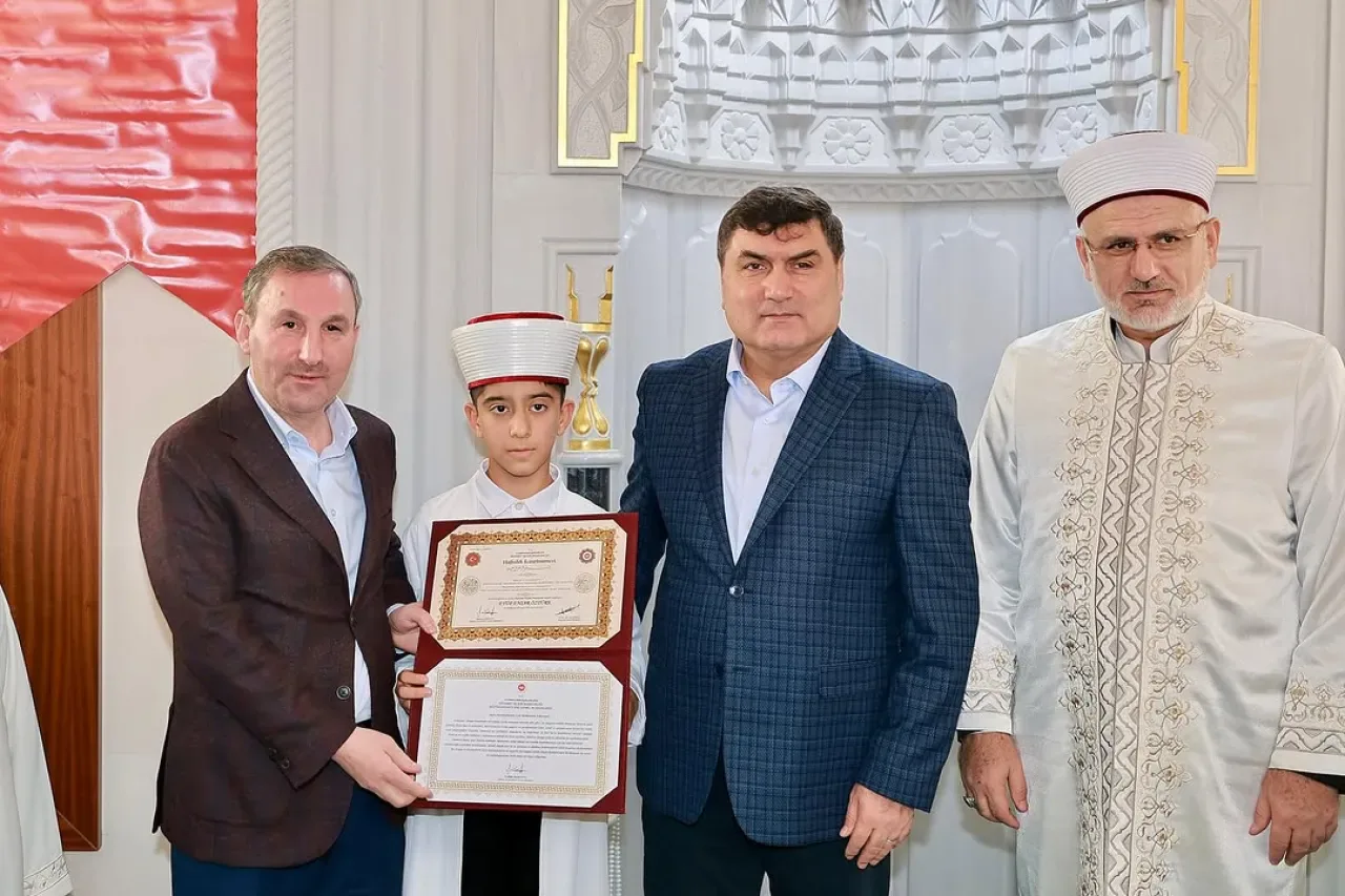 Sultanbeyli'de Hafızlık Eğitimini Tamamlayan Öğrenciler İçin İcazet Merasimi Düzenlendi Sultanbeyli'de Hafızlık Eğitimini Tamamlayan Öğrenciler İçin İcazet Merasimi Düzenlendi