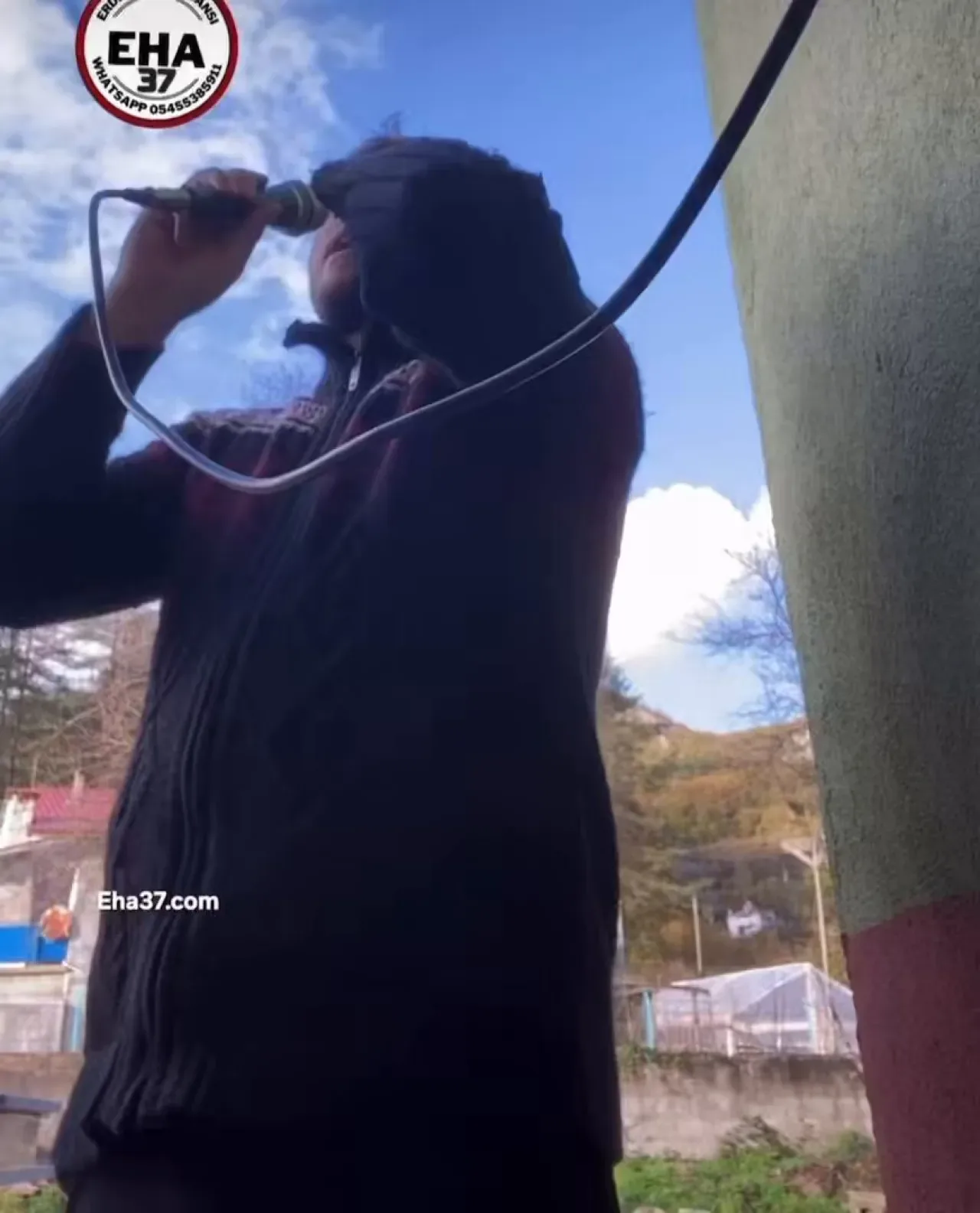 Kastamonu'da Minik Yavru Kedi, Ezan Sırasında Müezzinin Omzuna Çıktı Kastamonu'da Minik Yavru Kedi, Ezan Sırasında Müezzinin Omzuna Çıktı