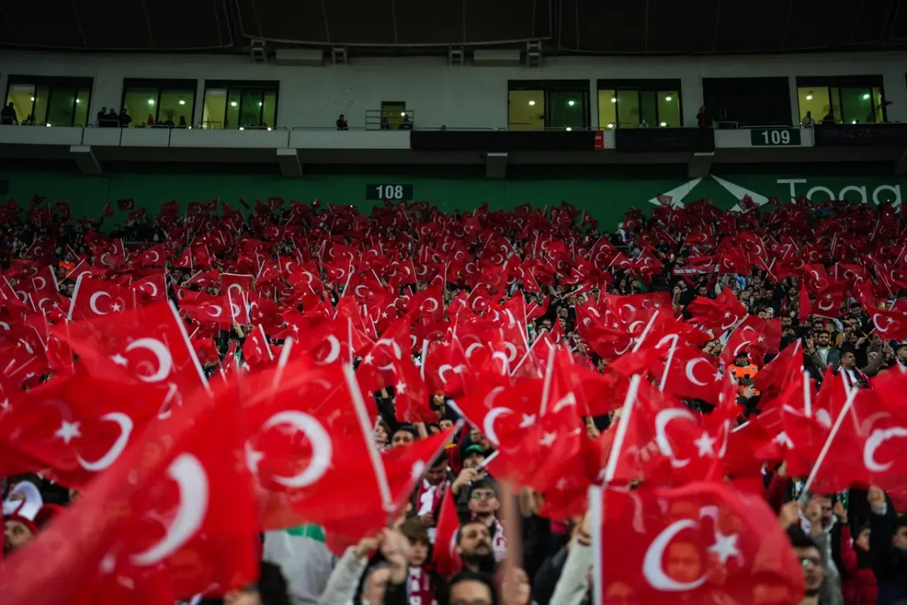 Bursaspor Taraftarı Dörtlü Gol Şovunu Coşkuyla Tribünden İzledi Bursaspor Taraftarı Dörtlü Gol Şovunu Coşkuyla Tribünden İzledi